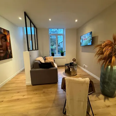 Le Casino Royal A Proximite Du Port 펜션 *