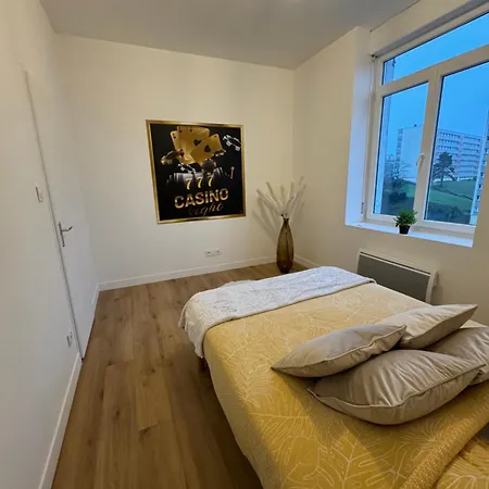 Le Casino Royal A Proximite Du Port *